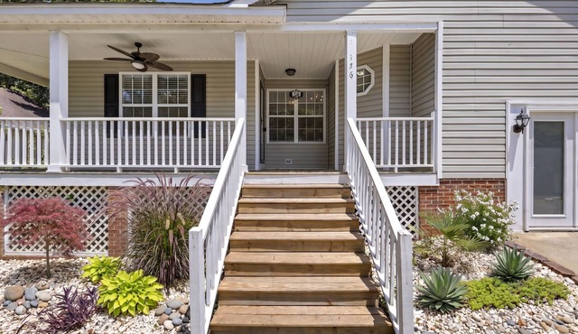 Lake Life Chapin Retreat, Sleeps 7, King Bed