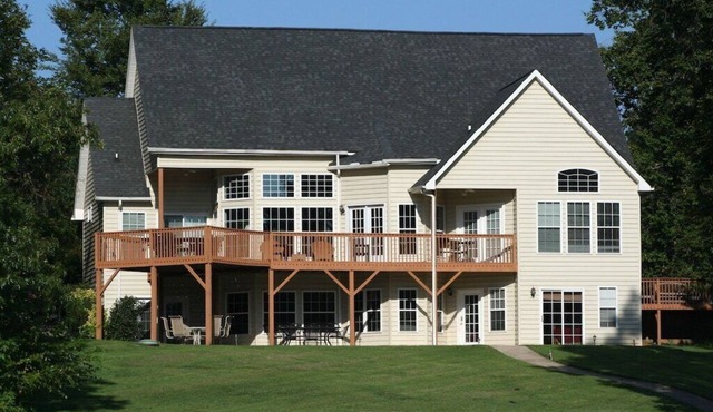 Lake Living - 8 bedrooms