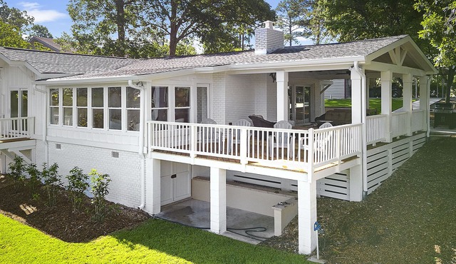 Lake Murray "Porch Cottage" in fantastic location. Private boat ramp.