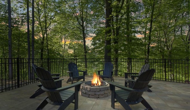 Lake Norman Escape w Fire Pit, Dock and hot tub