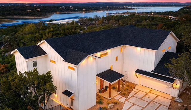 Lake Views + Steps to Marina + Sleeps 18 + Hot tub