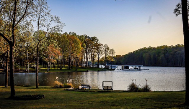 Lakefront 5BR Vacation Home w/Sunset Views, sandy beach, firepit, fishing dock