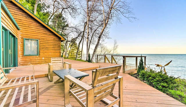 Lakefront Applegate Retreat w/Private Beach!
