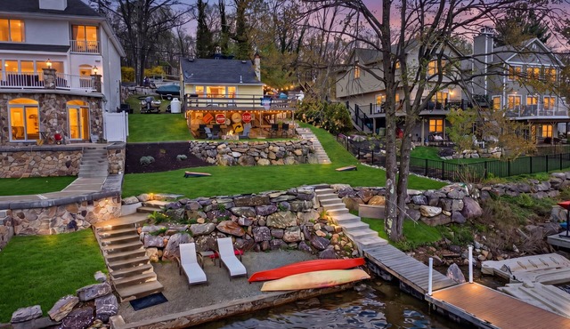 Lakefront Couples Escape | Dock Kayaks Firepit in Hewitt