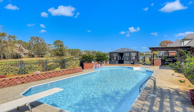 Lakefront Home for Families & Groups – Private Pool, BBQ, Kayaks, Fishing