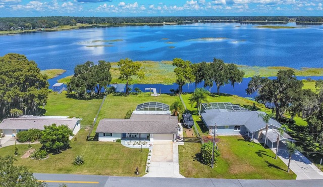 LAKEFRONT home with boat dock, 3 Bedrooms, 2 Baths on Lake Hernando!