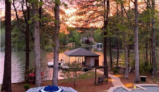 Lakefront, Hot Tub, Firepit, 6BR house, Pet Friendly, , Game room, Kayaks