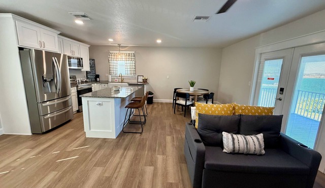Lakefront oasis offering breathtaking views & relaxation. Perfect for unwinding!