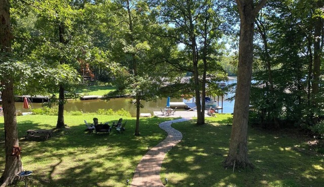 Lakefront - Spacious 5-bedroom house on Lake Anna - Public Side