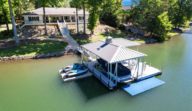 Lakefront Spacious 6BR, Family-Friendly + Lily pad