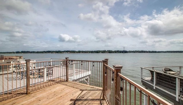 Lakefront with dock, close to April Sound Country Club. BBQ Grill, Laundry