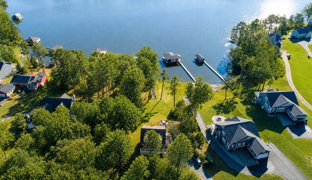 Lakeside retreat with a firepit, dock, deck, hot tub, pool table - dog friendly