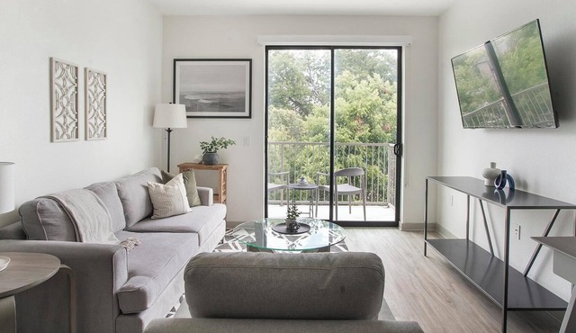 Landing | Beautiful 1BD, Gym, Courtyard