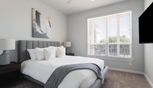Landing Beautiful 1BD Pool Gym
