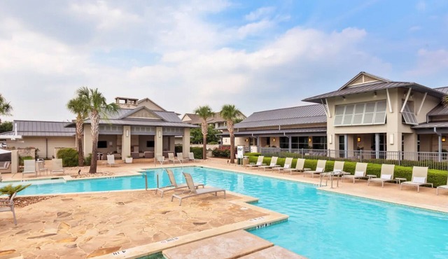 Landing | Beautiful 1BD, Pool, Gym