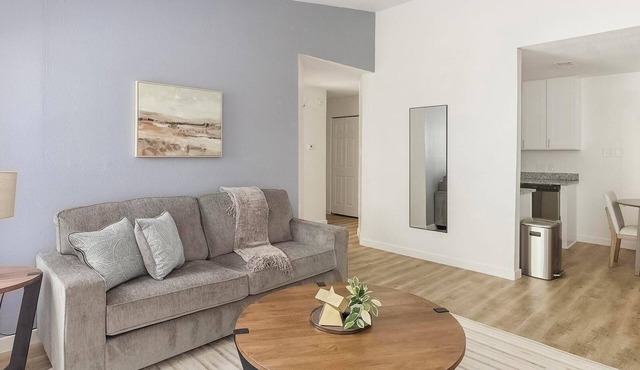 Landing | Beautiful 2BD, Tennis Court, Pool