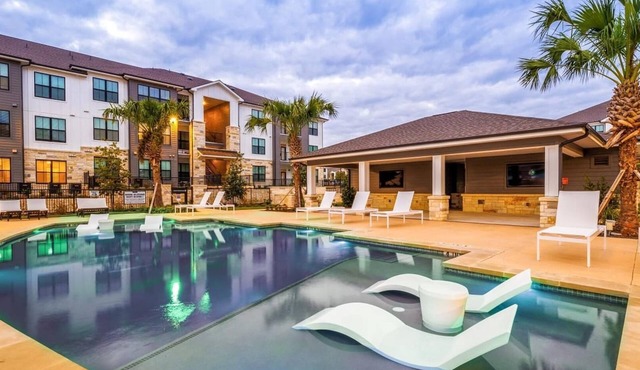 Landing | Beautiful 1BD, Gym, Courtyard