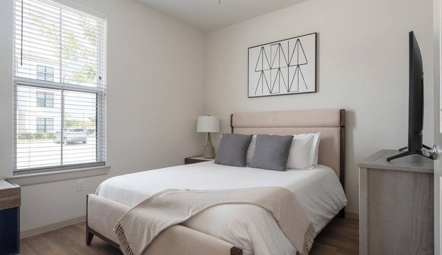 Landing | Chic 1BD, Gym, Pool