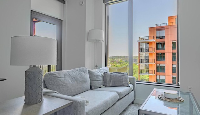 Landing | Chic 1BD, Gym, Rooftop Lounge