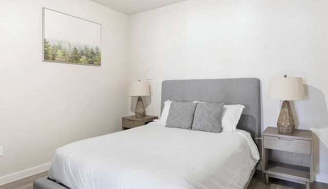 Landing | Chic 1BD, Pool, Gym
