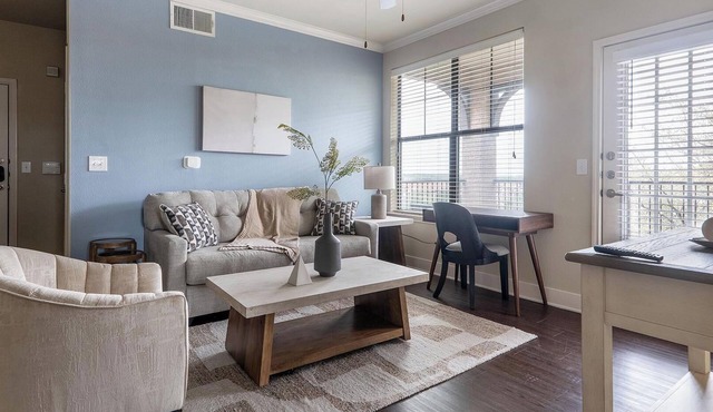 Landing | Chic 2BD, Gym