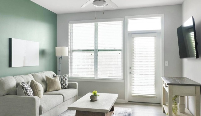 Landing | Chic 2BD, Gym