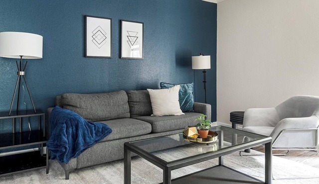 Landing | Chic 2BD, Tennis Court, Gym