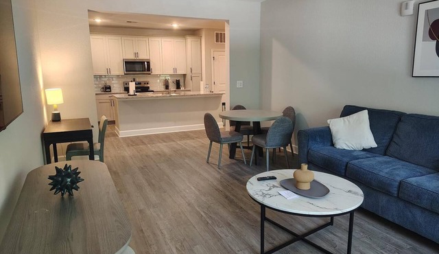 Landing | Chic 3BD, Gym, Pool