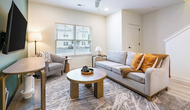 Landing | Incredible 2BD, Clubhouse, Pool