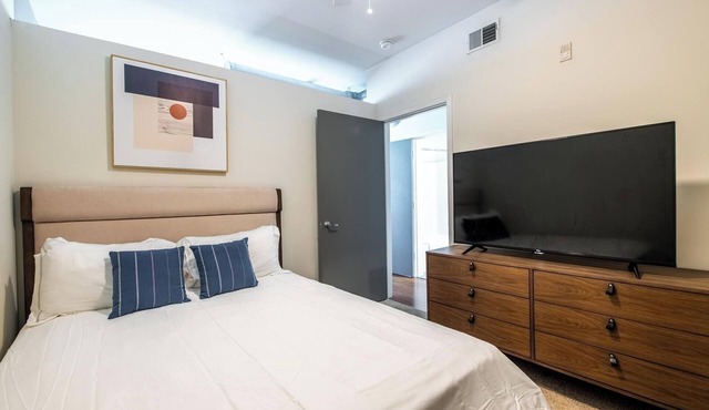 Landing | Modern 1BD, Courtyard, Rooftop Lounge