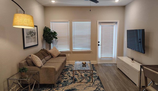 Landing | Spectacular 2BD, Gym, Pool