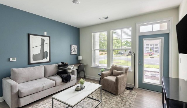 Landing | Spectacular 2BD, Pool, Clubhouse