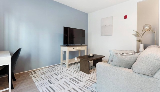 Landing | Stunning 2BD, Gym, Pool