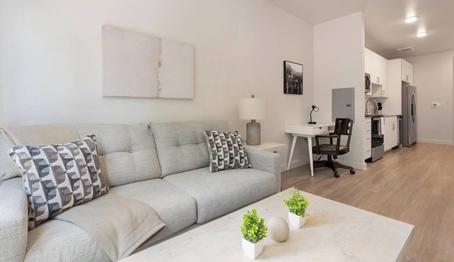Landing | Stylish 1BD, Pool, Gym