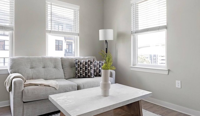 Landing | Stylish 2BD in Downtown