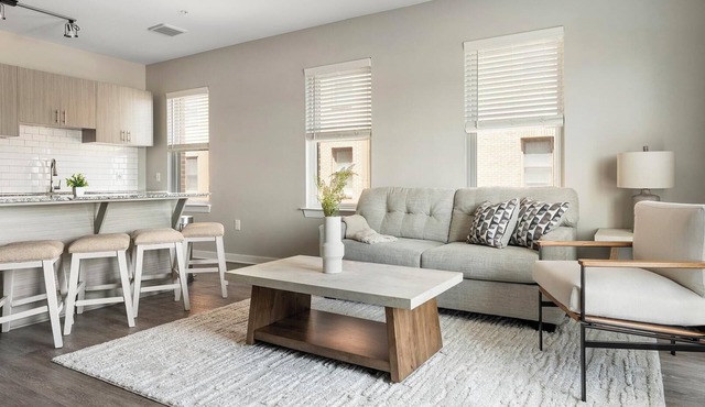Landing | Stylish 2BD in Downtown