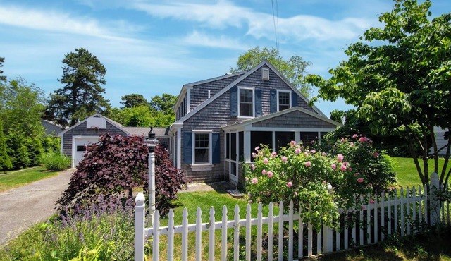 Large Deck, Fire Pit, Dog Friendly, Near Beach - Sleeps 10! in Harwich