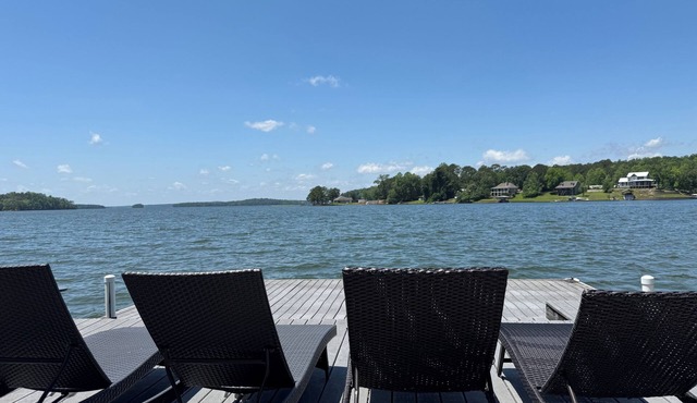 Large Lakehouse. Sleeps 17. Dock. Paddleboard. Flat Lot. Kayaks. Big Lake Views.
