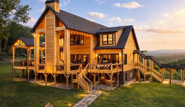 Large Luxury Cabin Hot Tub, Fireplaces, Game Room, & Views.