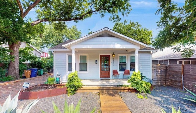 Lavish home with firepit - 1 block to cafes, fine dining, shops & entertainment