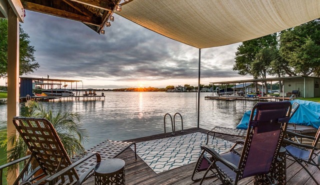 LBJ Lakefront-Private dock and great sunsets!