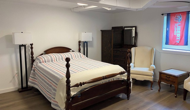 Liberty Parents Crash Pad - cozy private basement apt near campus