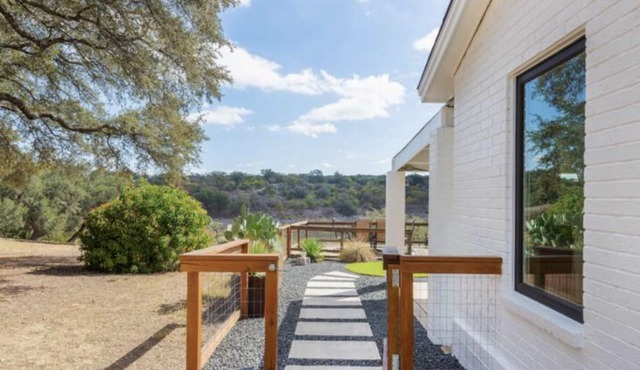 Little Luna Lake Travis: Lakefront Escape w/Kayaks, Dock & Firepit