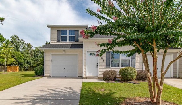 Live Simply - 3 BR, Garage, Pet Friendly, in Gated Community w/Pool - Hubert NC