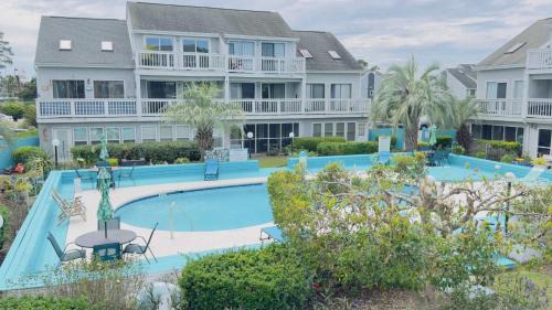 Lovely 2 bedroom condo with pool J3