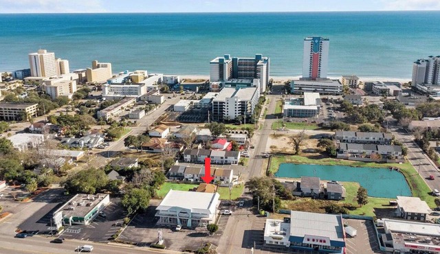 Lovely Central 2-King Huge Private Fenced-in Yard/Firepit/BBQ with Ocean View