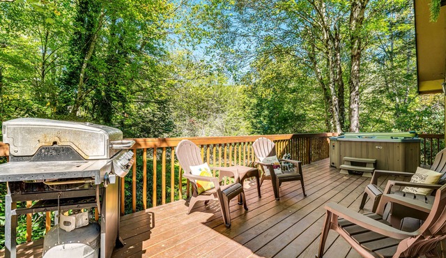 Lovely dog-friendly mountain home with firepit, private hot tub, pool & tennis