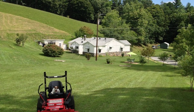 Lovely home on 136acre, 13 Miles from North Asheville. 6 miles from BR Parkway