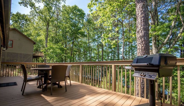 Lovely Lake House with Private Deck + Washer/Dryer