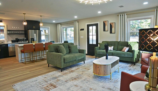 Lux on Lapine Stylish 3BR Quiet Stay In Town